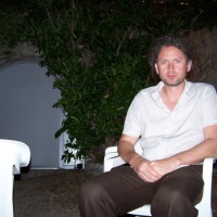 Adam Hyde u ambijentu audiovizualne instalacije na otvorenom u Korčuli