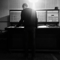 Marko Paunović pri radu na Synthi 100