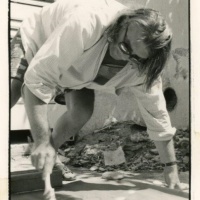 Željko Jerman u procesu izvedbe rada „Death in Corcyra”, 1995. fotografija: Antun Maračić, ljubaznošću Bojane Švertasek 